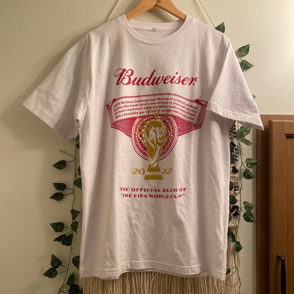 Mens XL extra Large Budweiser FIFA 2022 Tshirt white in excellent condition